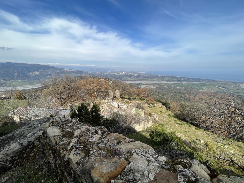 Veduta dal borgo antico di Ferruzzano verso la vallata e la costa ionica.