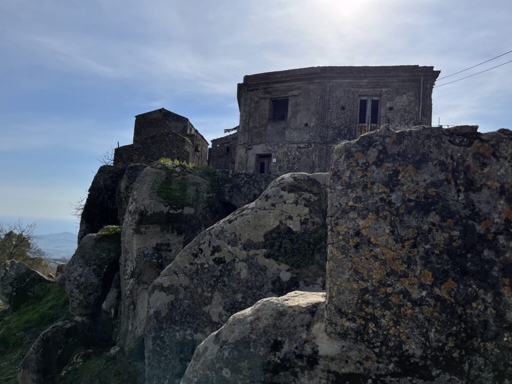 Edifici storici e rocce nel borgo antico di Ferruzzano.