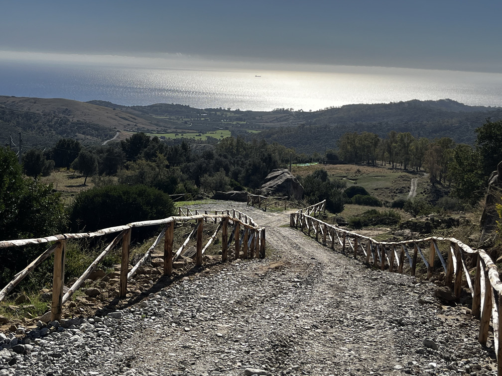 Sentiero panoramico della Vallata La Verde con vista sul mare.