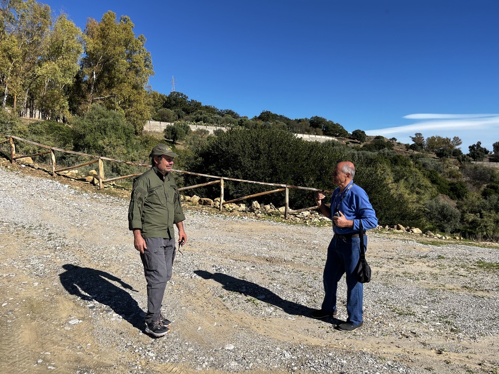 Confronto tra soggetti del territorio durante una ricognizione nella Vallata La Verde.