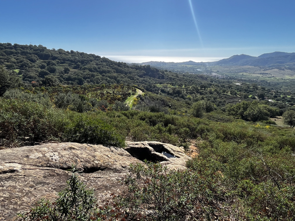 Palmento rupestre con panorama sulla Vallata La Verde e sulla costa.