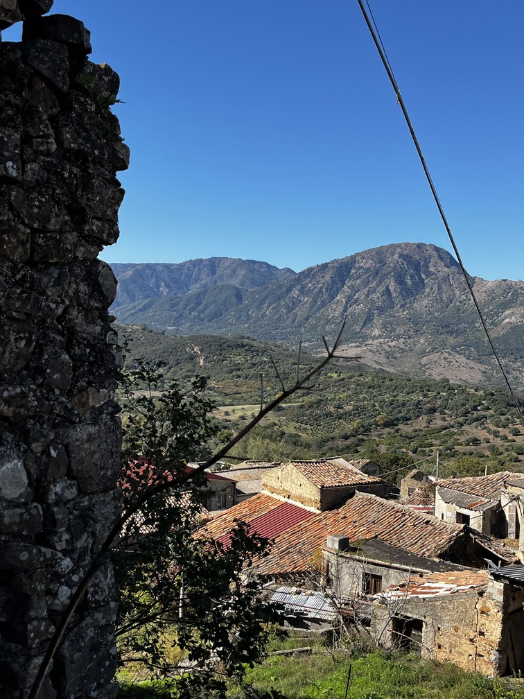 Vista dal borgo antico di Ferruzzano verso la Vallata La Verde.