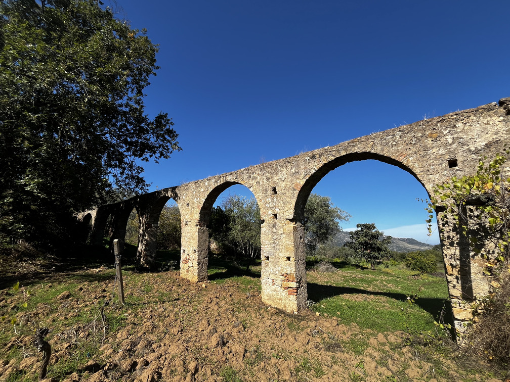 Antica struttura ad archi nel paesaggio rurale della Vallata La Verde.