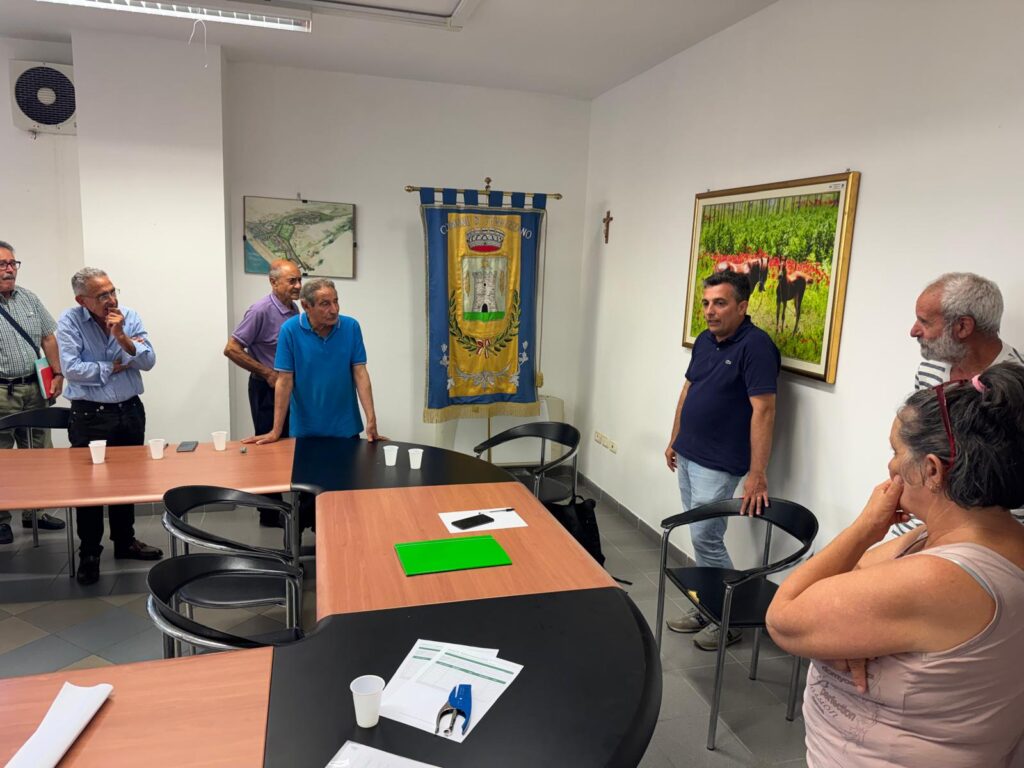 Discussione operativa tra partecipanti alla riunione della Green Community di Ferruzzano.