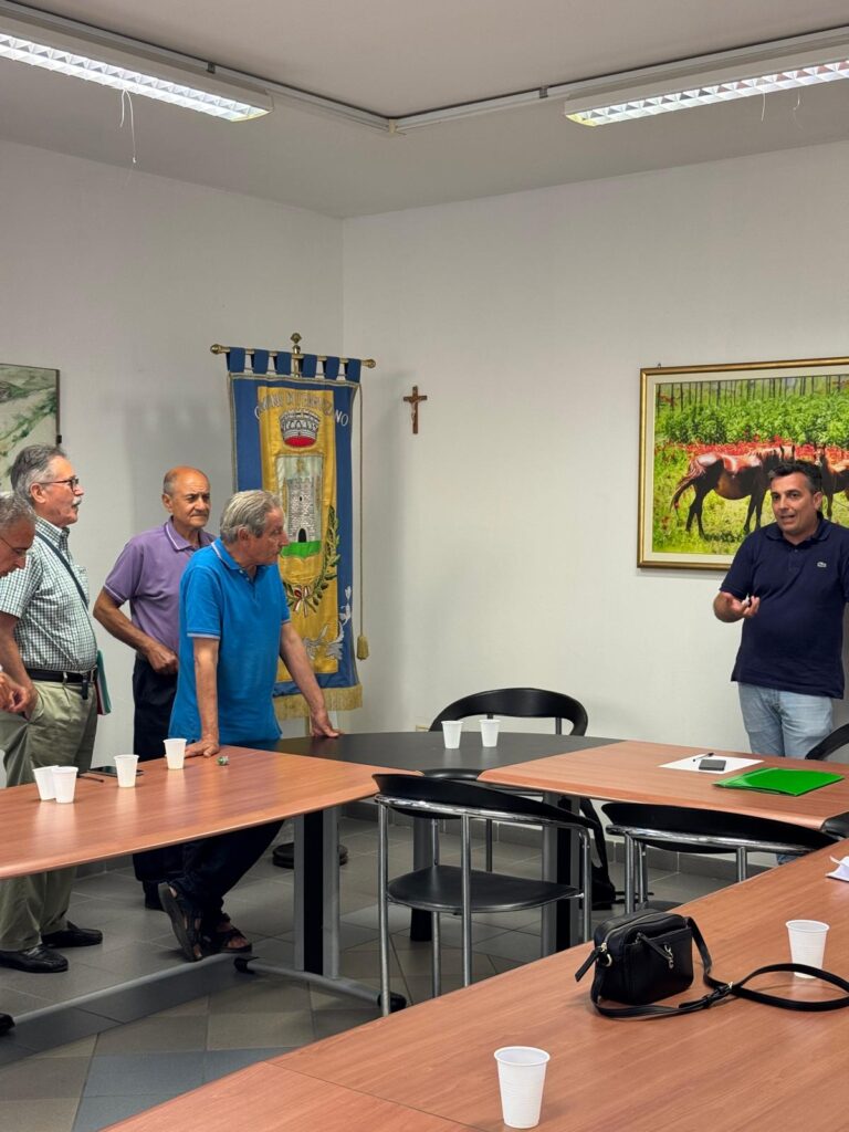 Momento di confronto durante la riunione per la Comunità del Cibo e la Green Community di Ferruzzano.