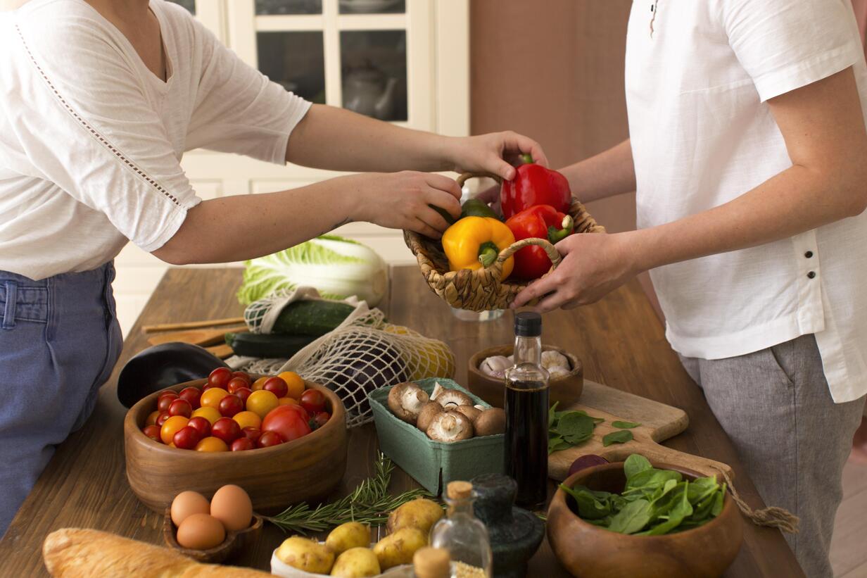 Prodotti agroalimentari locali e ortaggi freschi su un tavolo.