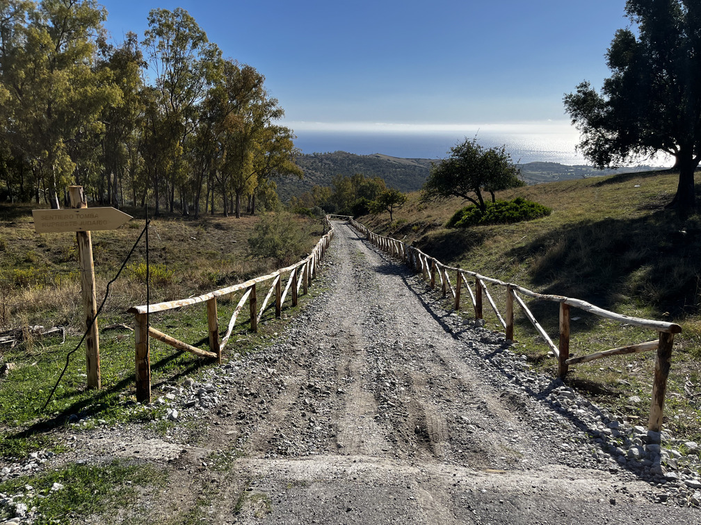 Sentiero tomba rupestre Judario nel territorio di Ferruzzano, con vista verso la costa.