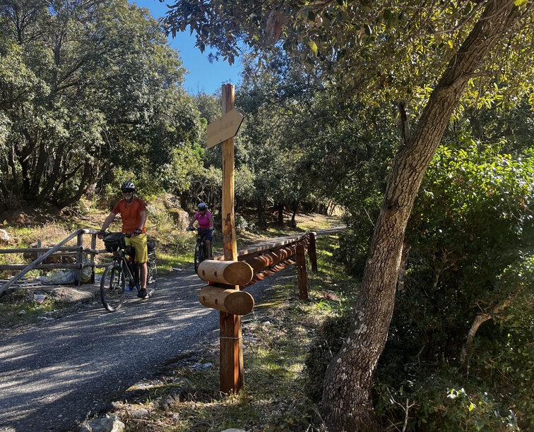 Ciclisti lungo un percorso naturalistico nella Vallata La Verde.
