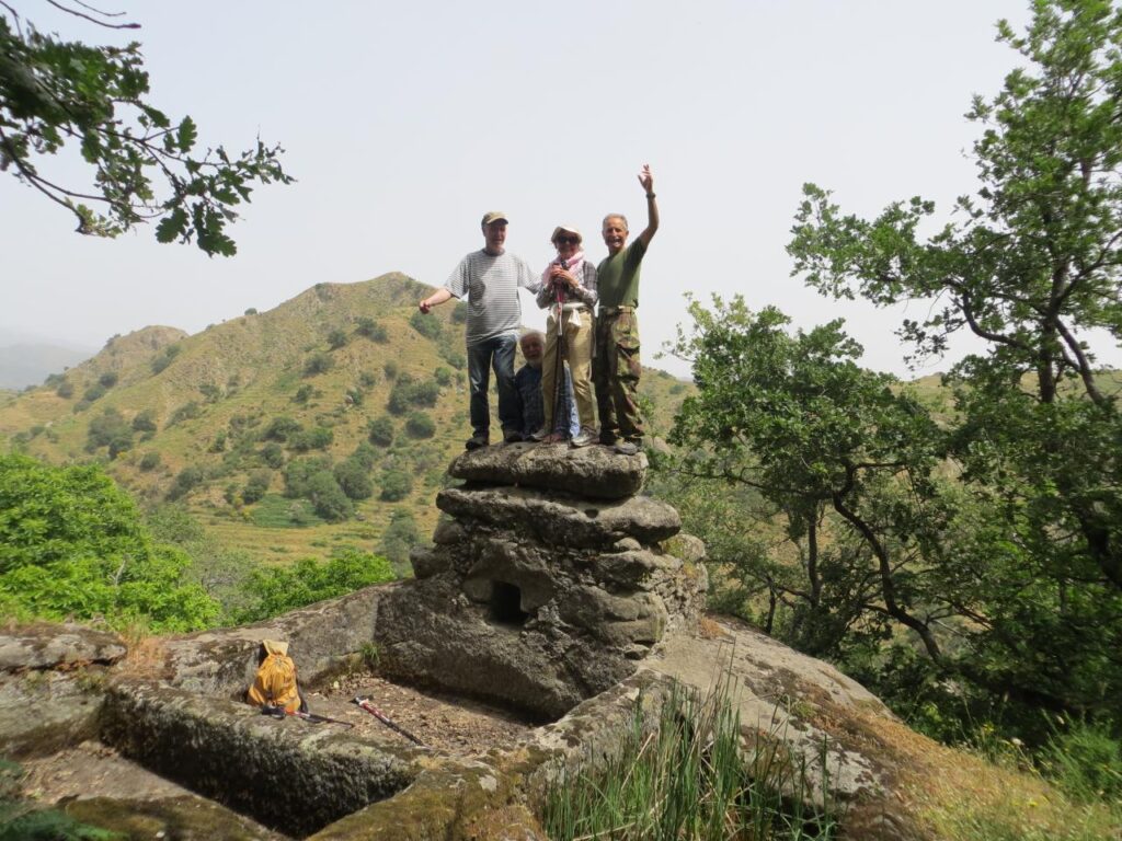 Palmento monumentale nel paesaggio rurale della Vallata La Verde, con persone in visita.